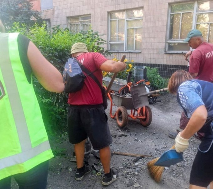 Новини Харкова: Комунальники прибирають наслідки обстрілу